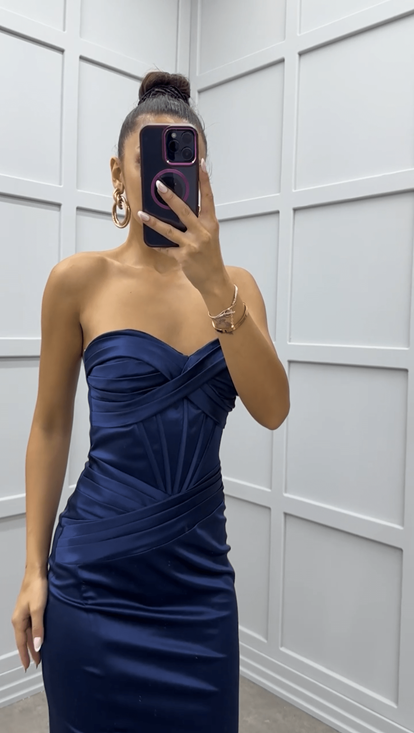 Vestido de noche de satén azul marino sin tirantes con abertura cruzada en el pecho