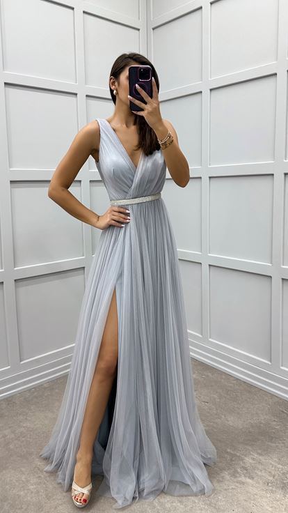 Abito in tulle con design ricamato in vita doppio petto grigio sul petto