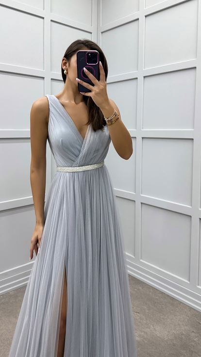 Abito in tulle con design ricamato in vita doppio petto grigio sul petto