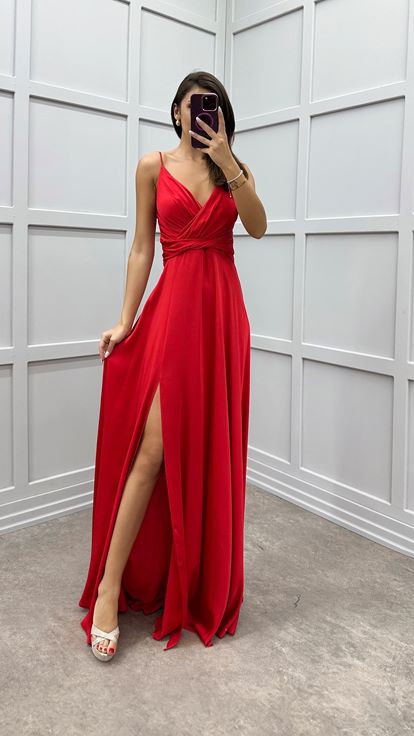 Abito da sera rosso in raso con spalline sottili e spacco