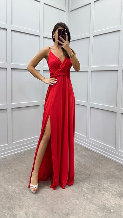 Abito da sera rosso in raso con spalline sottili e spacco