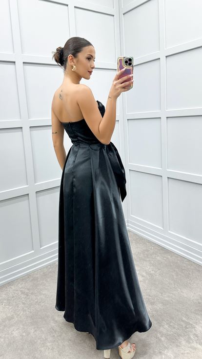 فستان أسود بدون حمالات بتصميم فيونكة عند الخصر