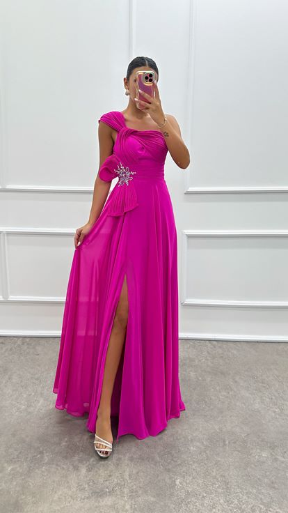 Abito fucsia monospalla con dettaglio a spilla e design drappeggiato 
