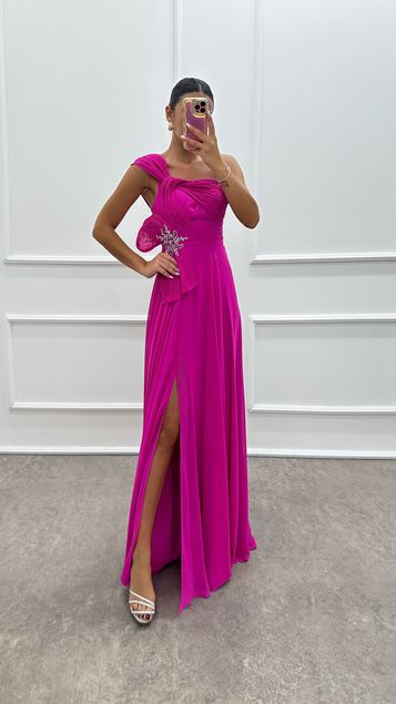 Abito dal design drappeggiato con spilla monospalla fucsia
