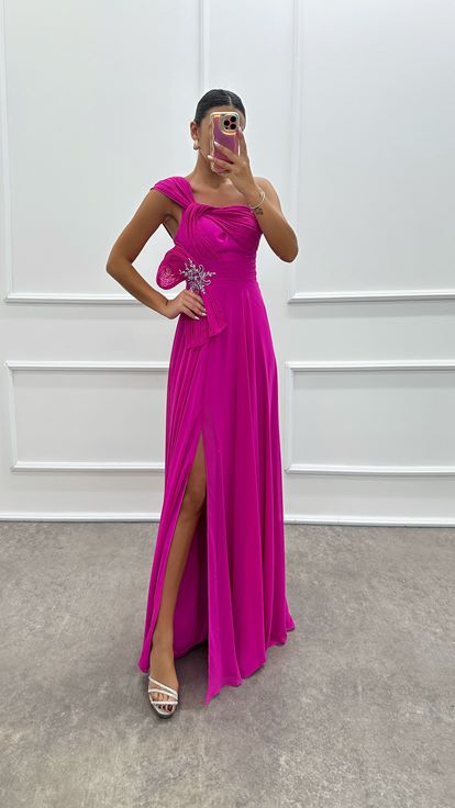 Abito fucsia monospalla con dettaglio a spilla e design drappeggiato 