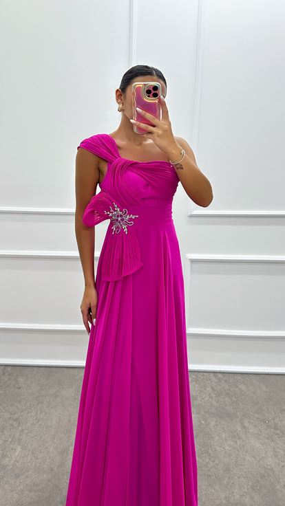 Abito fucsia monospalla con dettaglio a spilla e design drappeggiato 
