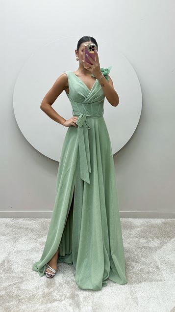 Vestido con diseño de cuello cruzado y detalle de flores en los hombros verde menta