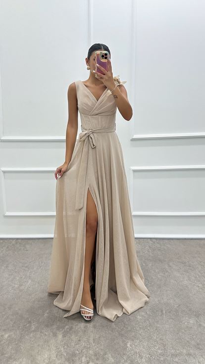 فستان وردي فاتح بتفاصيل زهرية على الكتف وفتحة رقبة ملفوفة