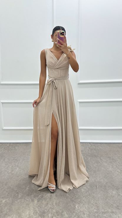 فستان وردي فاتح بتفاصيل زهرية على الكتف وفتحة رقبة ملفوفة