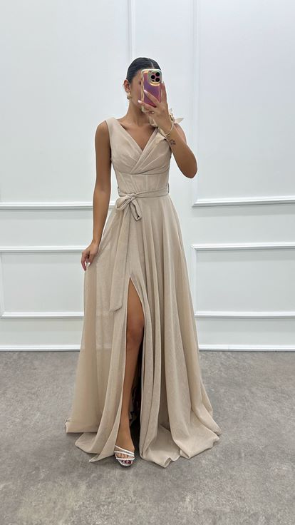 فستان وردي فاتح بتفاصيل زهرية على الكتف وفتحة رقبة ملفوفة