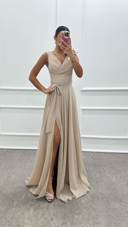 فستان وردي فاتح بتفاصيل زهرية على الكتف وفتحة رقبة ملفوفة