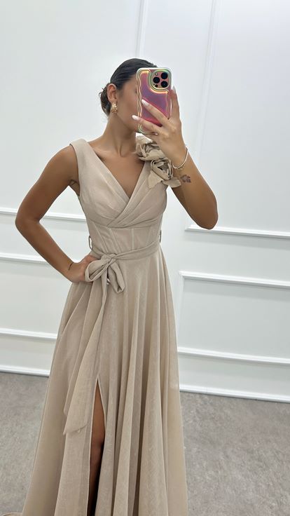 فستان وردي فاتح بتفاصيل زهرية على الكتف وفتحة رقبة ملفوفة