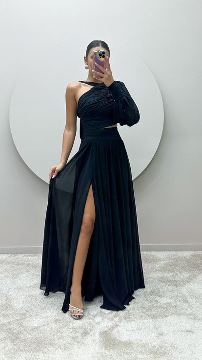 Schwarzes One Shoulder Kleid mit Stickereidetails