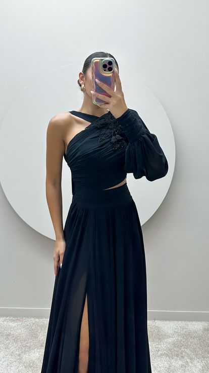 Schwarzes One Shoulder Kleid mit Stickereidetails