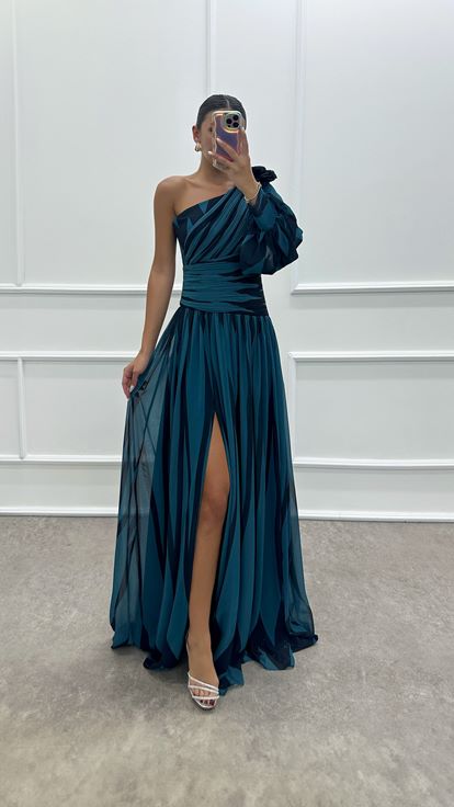 فستان ساكس بكتف واحد بتصميم مزين بالورود