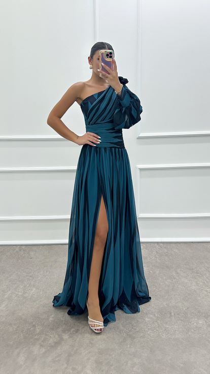 فستان ساكس بكتف واحد بتصميم مزين بالورود