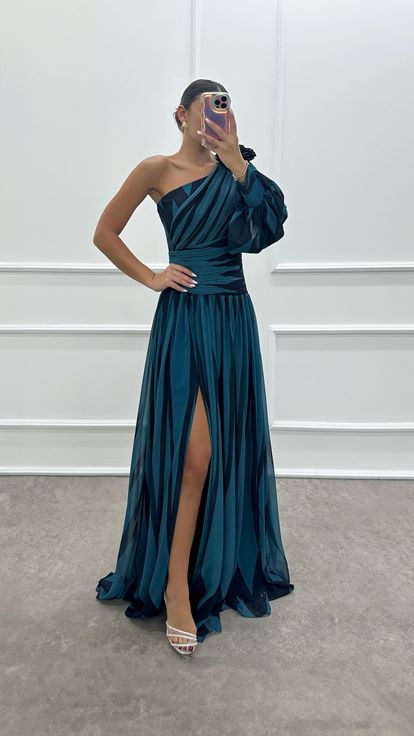 فستان ساكس بكتف واحد بتصميم مزين بالورود