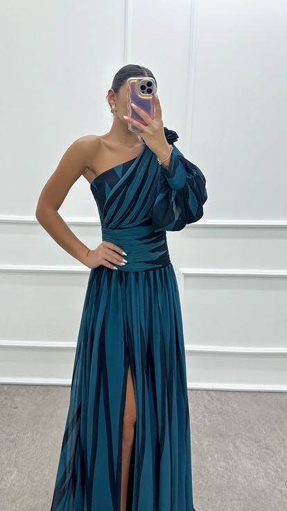 فستان ساكس بكتف واحد بتصميم مزين بالورود