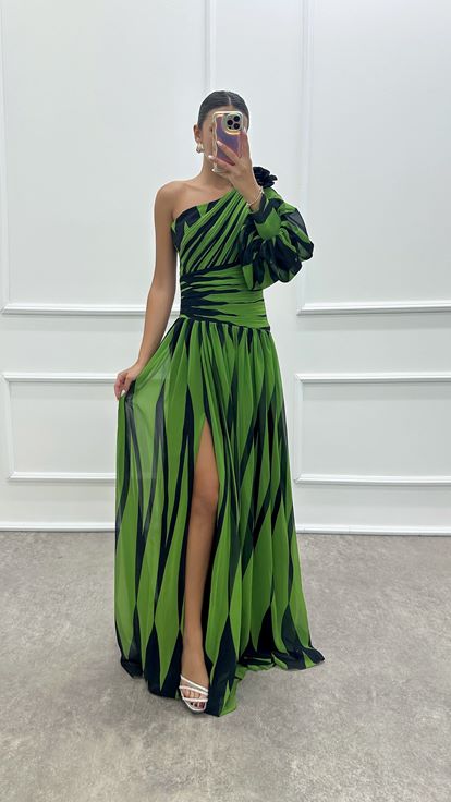 فستان أخضر بكتف واحد بتصميم وردة