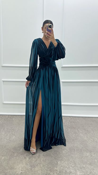 Vestido azul con cintura transparente y detalle de rosa 