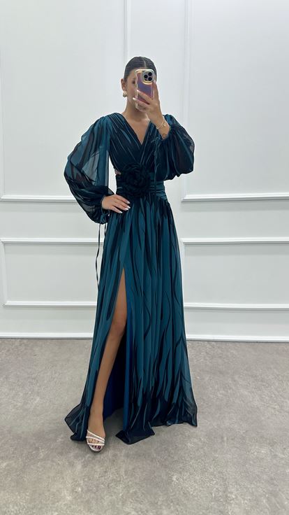 Vestido azul con cintura transparente y detalle de rosa 