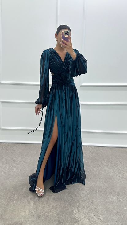 Vestido azul con cintura transparente y detalle de rosa 