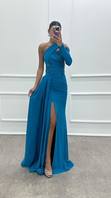 Robe de soirée en satin bleu à manches simples et détails brodés sur les épaules