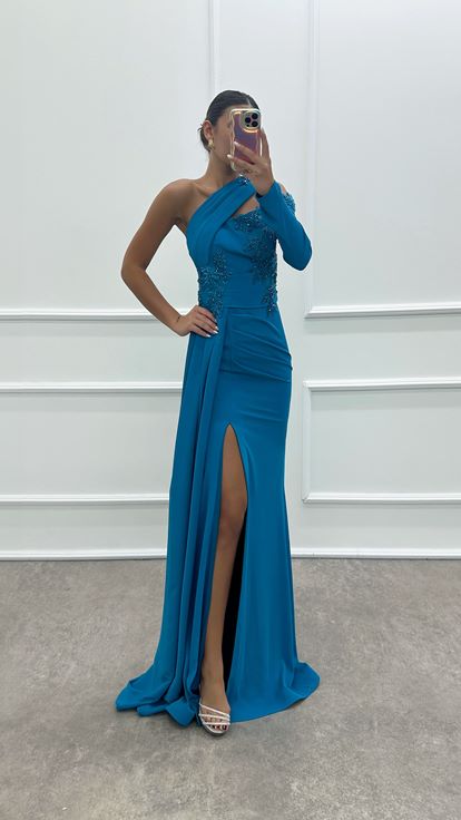 فستان سهرة أزرق من الساتان بتصميم مطرز بتفاصيل على الكتف وكم واحد