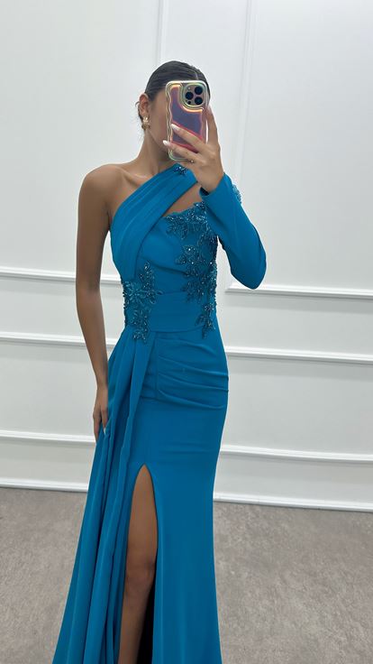 فستان سهرة أزرق من الساتان بتصميم مطرز بتفاصيل على الكتف وكم واحد