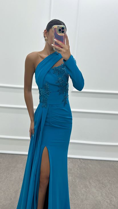 فستان سهرة أزرق من الساتان بتصميم مطرز بتفاصيل على الكتف وكم واحد