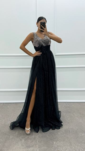 Robe de soirée noire à taille brodée et détail rose