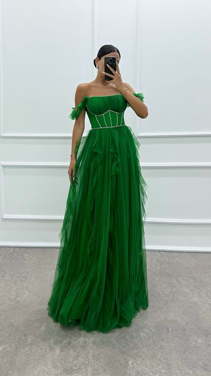 Vestido de tul con diseño de detalle de hombro verde