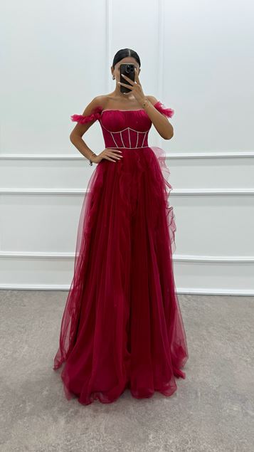 Vestido de tul con diseño de detalle de hombro rojo