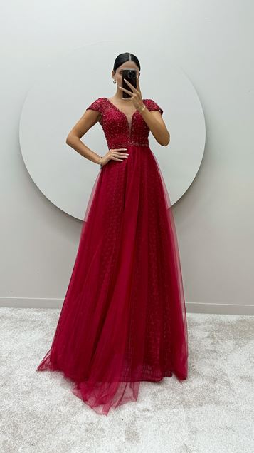 Vestido rojo con diseño bordado y detalle en el pecho