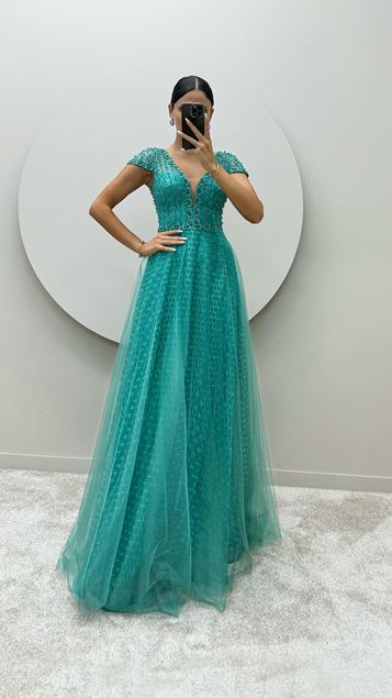 Vestido con diseño bordado y detalle en el pecho en verde menta