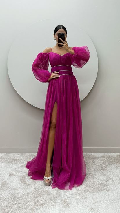 Vestido de tul fucsia con tirantes  mangas abullonadas y detalle en la cintura 