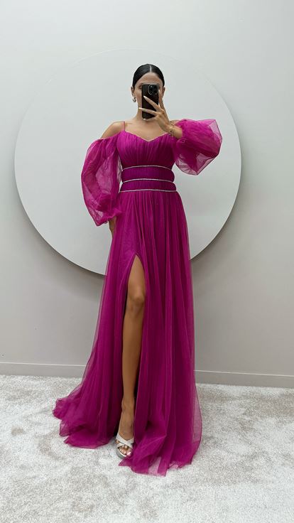 Vestido de tul fucsia con tirantes  mangas abullonadas y detalle en la cintura 