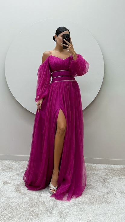 Vestido de tul fucsia con tirantes  mangas abullonadas y detalle en la cintura 