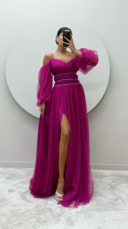 Vestido de tul fucsia con tirantes  mangas abullonadas y detalle en la cintura 