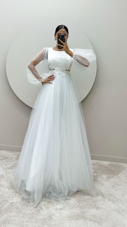 Vestido de tul con diseño transparente y manga globo blanca