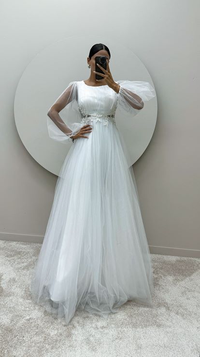 Vestido de tul con diseño transparente y manga globo blanca