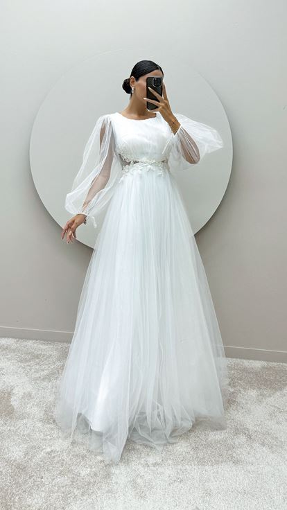 Vestido de tul con diseño transparente y manga globo blanca