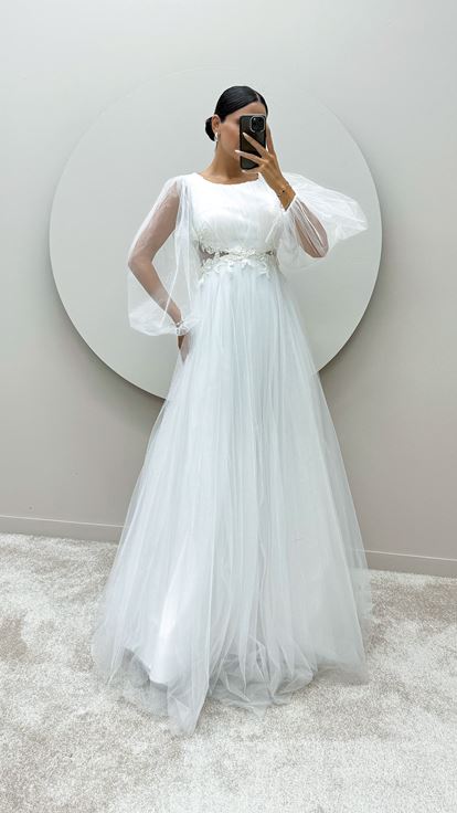 Vestido de tul con diseño transparente y manga globo blanca