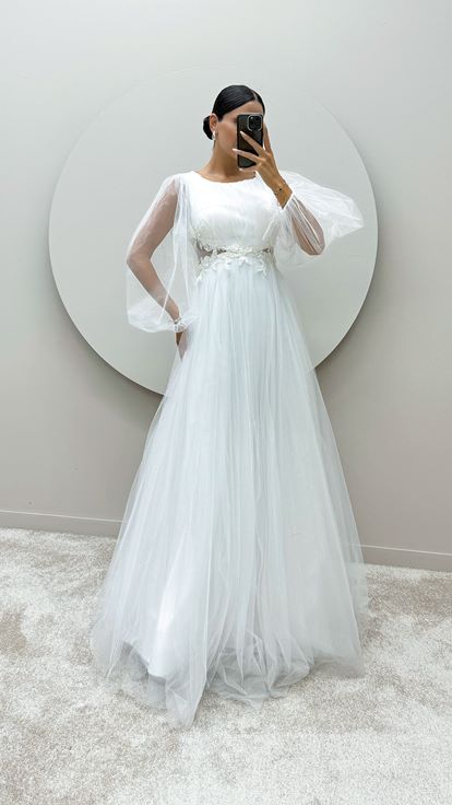 Vestido de tul con diseño transparente y manga globo blanca