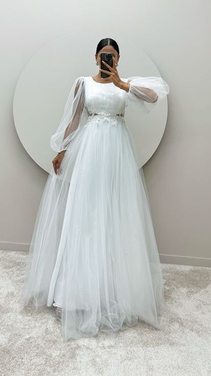 Vestido de tul con diseño transparente y manga globo blanca
