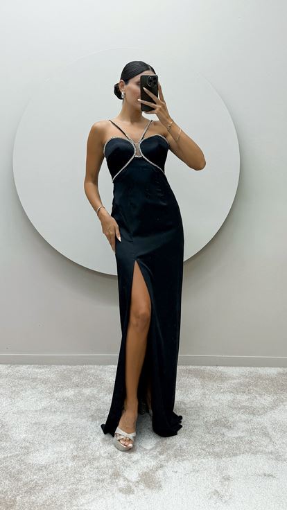 Schwarzes Kleid mit Trägern und Stickereidetails