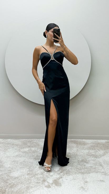 Schwarzes Kleid mit Trägern und Stickereidetails