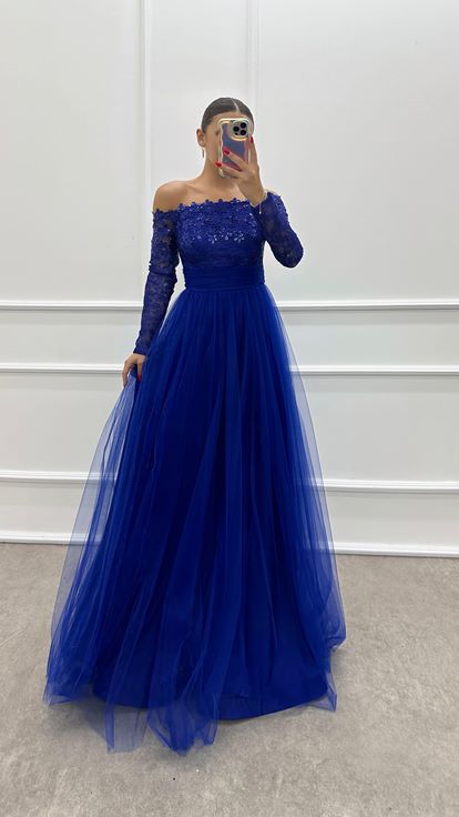 Saks-Tüllkleid mit Stickereidetail auf der Brust