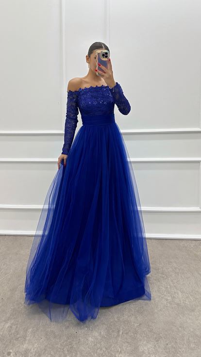 Saks-Tüllkleid mit Stickereidetail auf der Brust