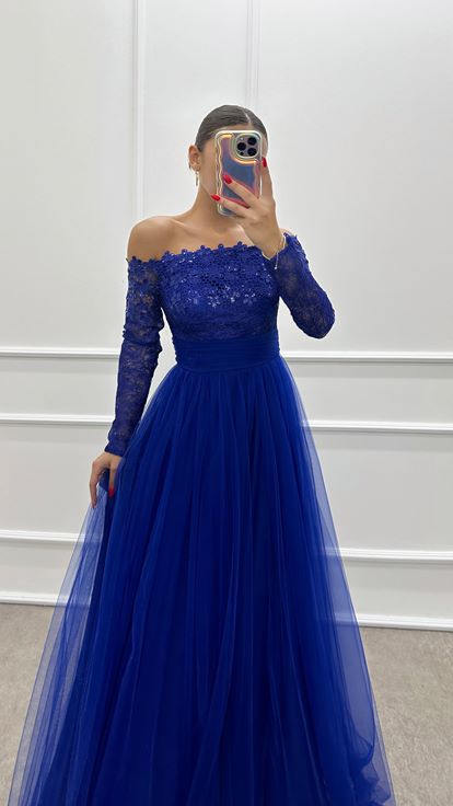 Saks-Tüllkleid mit Stickereidetail auf der Brust